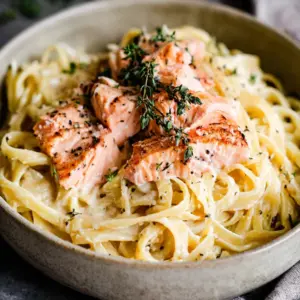 Linguine mit Räucherlachs in cremiger Zitronensauce: Das perfekte Rezept für ein schnelles Gourmetessen!