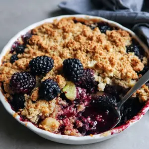 Unwiderstehliches Rhabarber-Brombeer-Crumble Rezept für das perfekte Dessert!